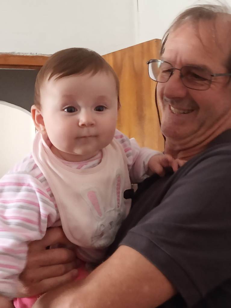 Heber Silva Cantera y su nieta Josefina.