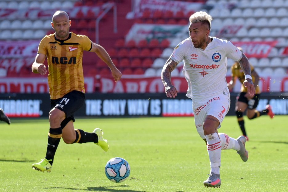 Javier Mascherano en el duelo entre Estudiantes de La Plata y Argentinos Juniors. Foto: @AAAJoficial.