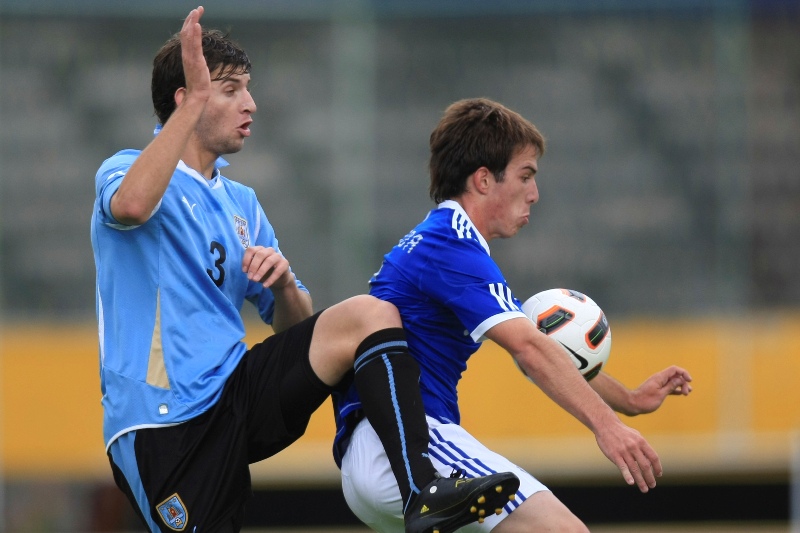 Gastón Silva con la camiseta de Uruguay defendiendo a la Sub 17. Foto: Archivo El País.