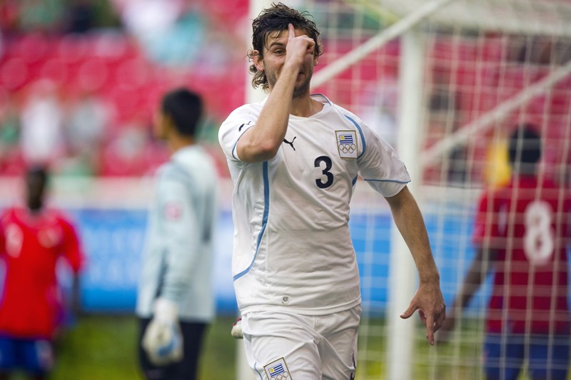 Gastón Silva con la camiseta de Uruguay defendiendo a la Sub 22. Foto: Archivo El País.