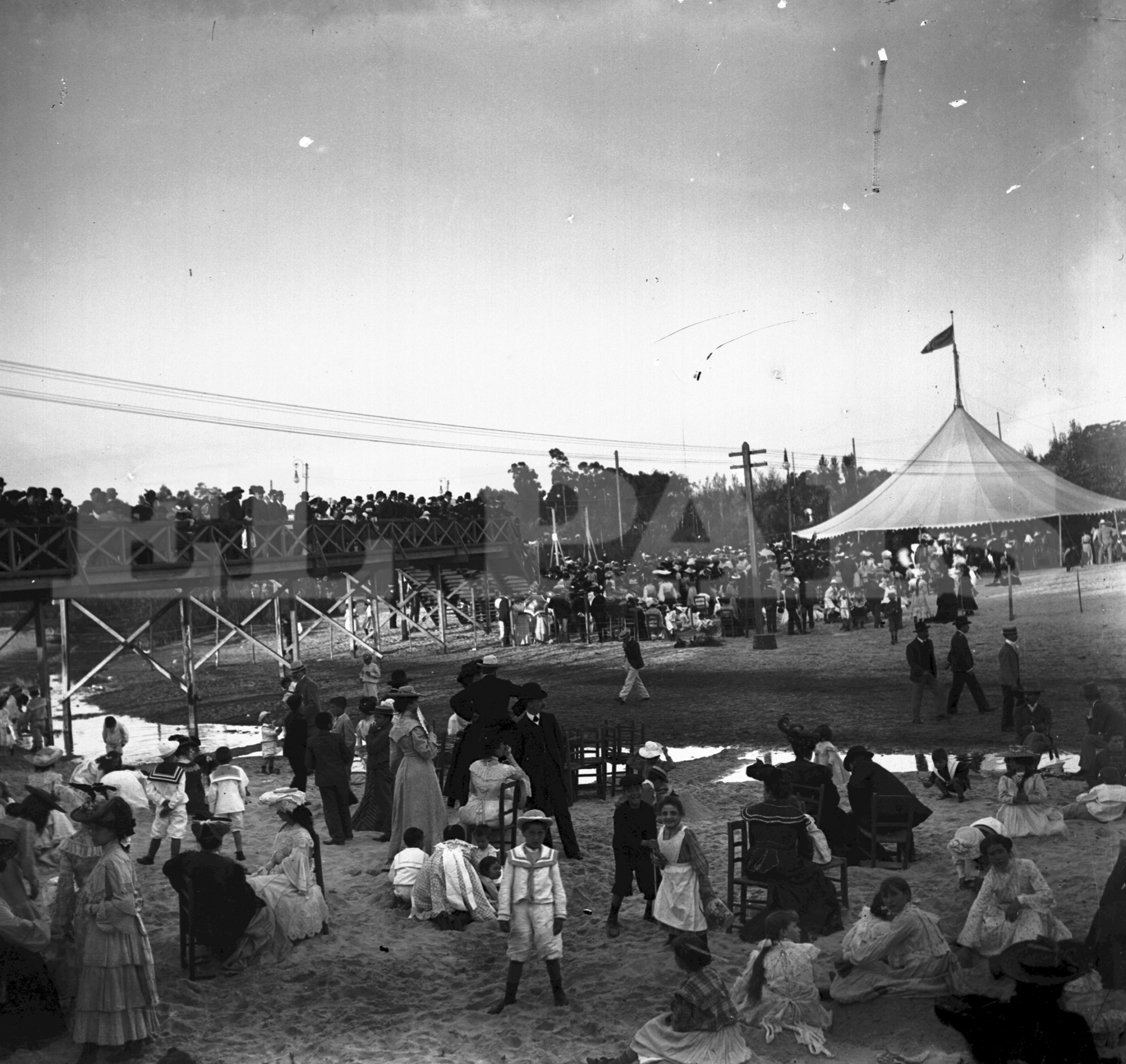 Otra imagen de Ramírez de hace más de un siglo. Grandes y chicos disfrutan de la playa pero con trajes y vestidos “de salir”. Foto: Archivo El País.