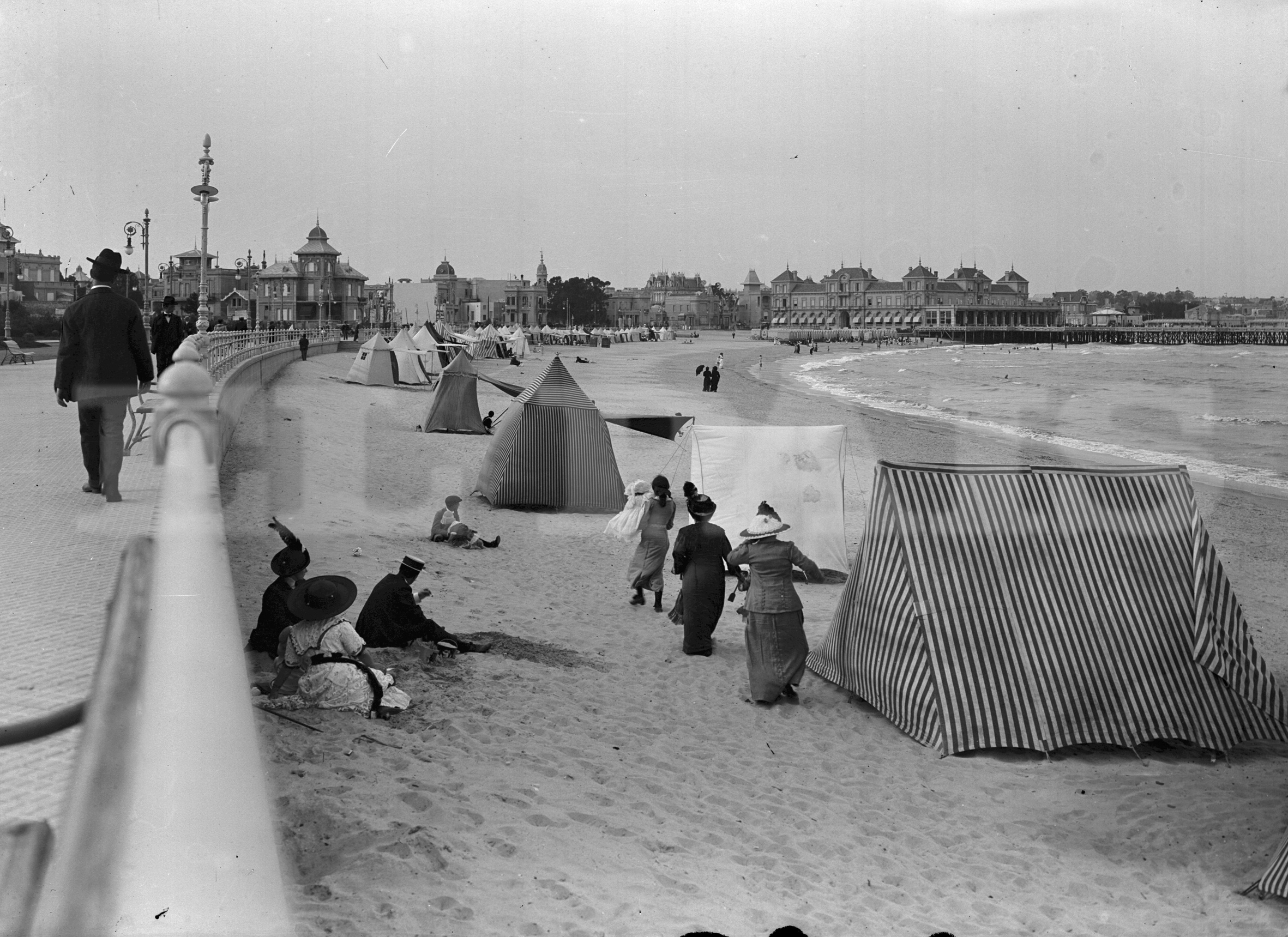 Pocitos hacia 1910. Las carpas parecen trasladar la imagen a una excursión al desierto. Al fondo, el gran Hotel Pocitos. Foto: Archivo El País.