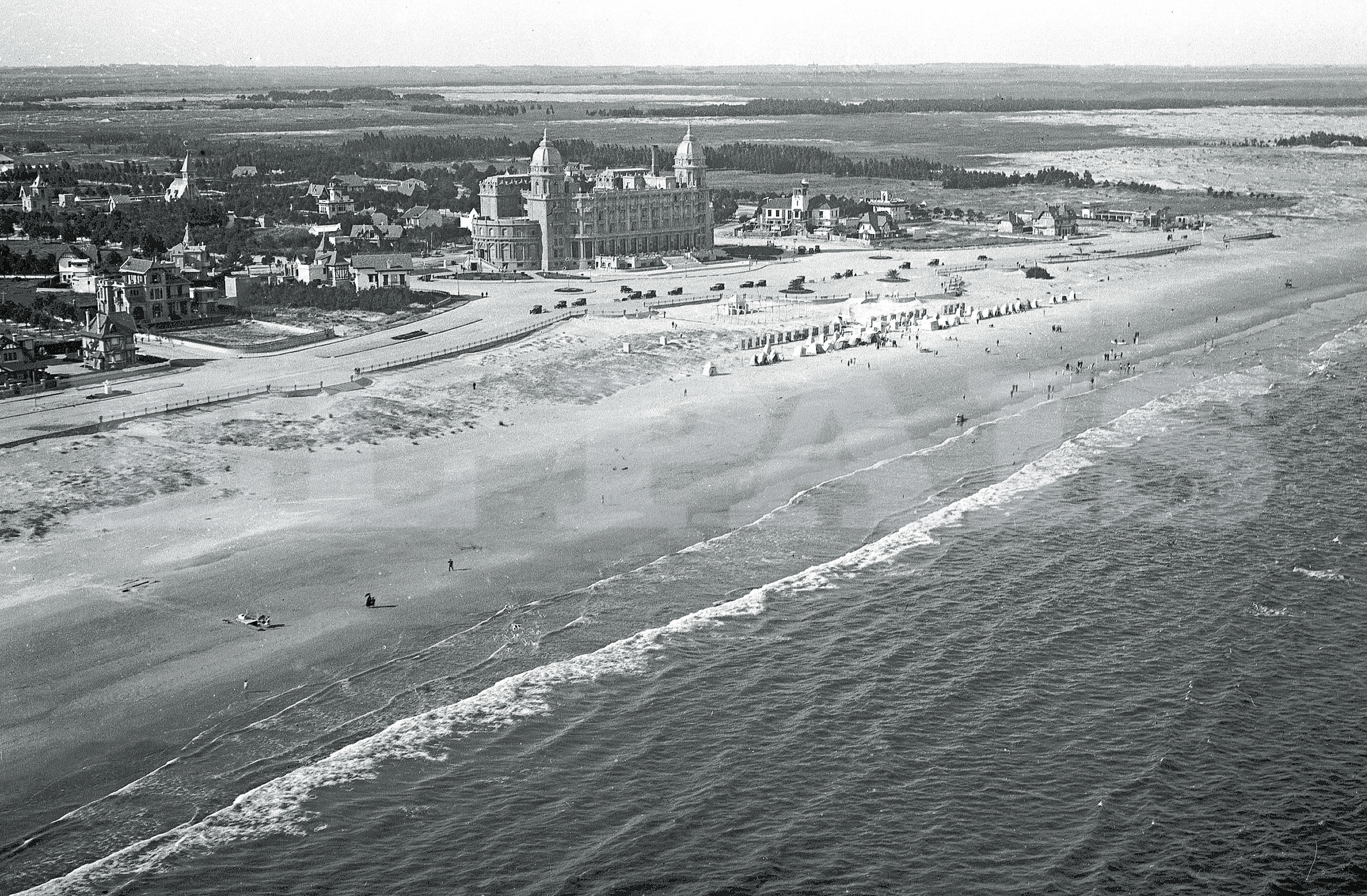 Panorámica de Carrasco a comienzos del siglo XX. Un poco más allá del hotel se terminaba Montevideo… Foto: Archivo El País.