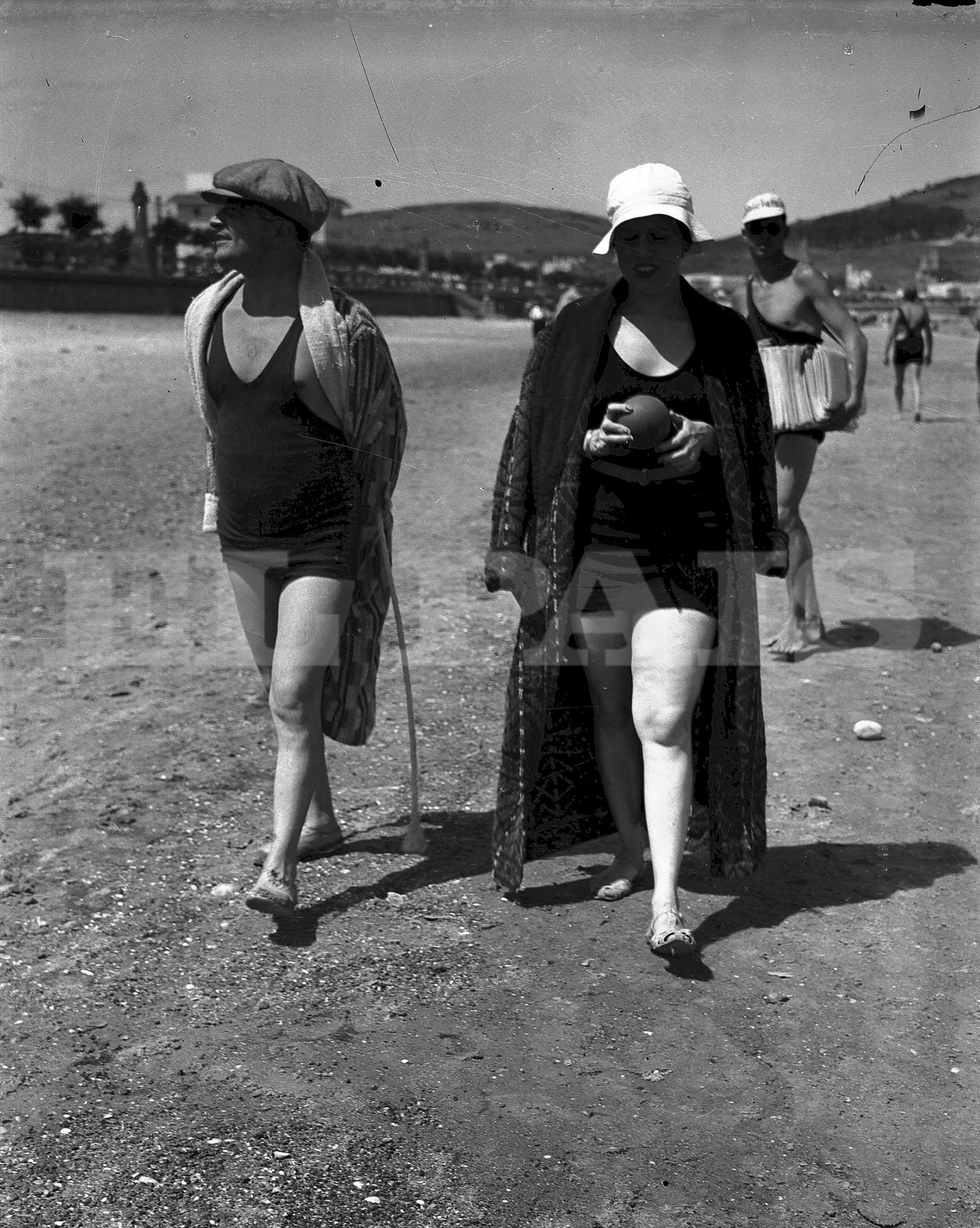 La salida de baño era un buen atuendo para el paseo por la orilla en Piriápolis. Foto: Archivo El País.
