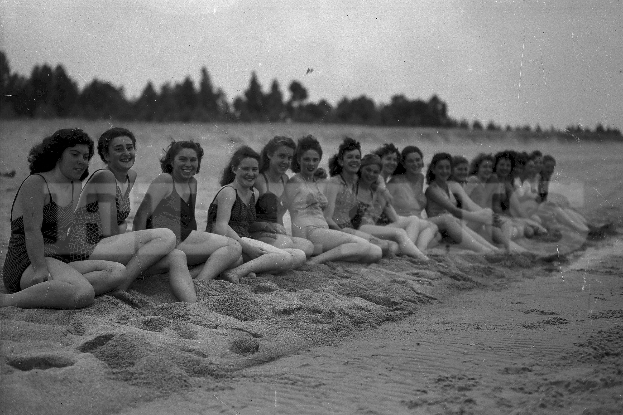 Sonrisas juveniles junto al mar en una playa de Canelones. Foto: Archivo El País.