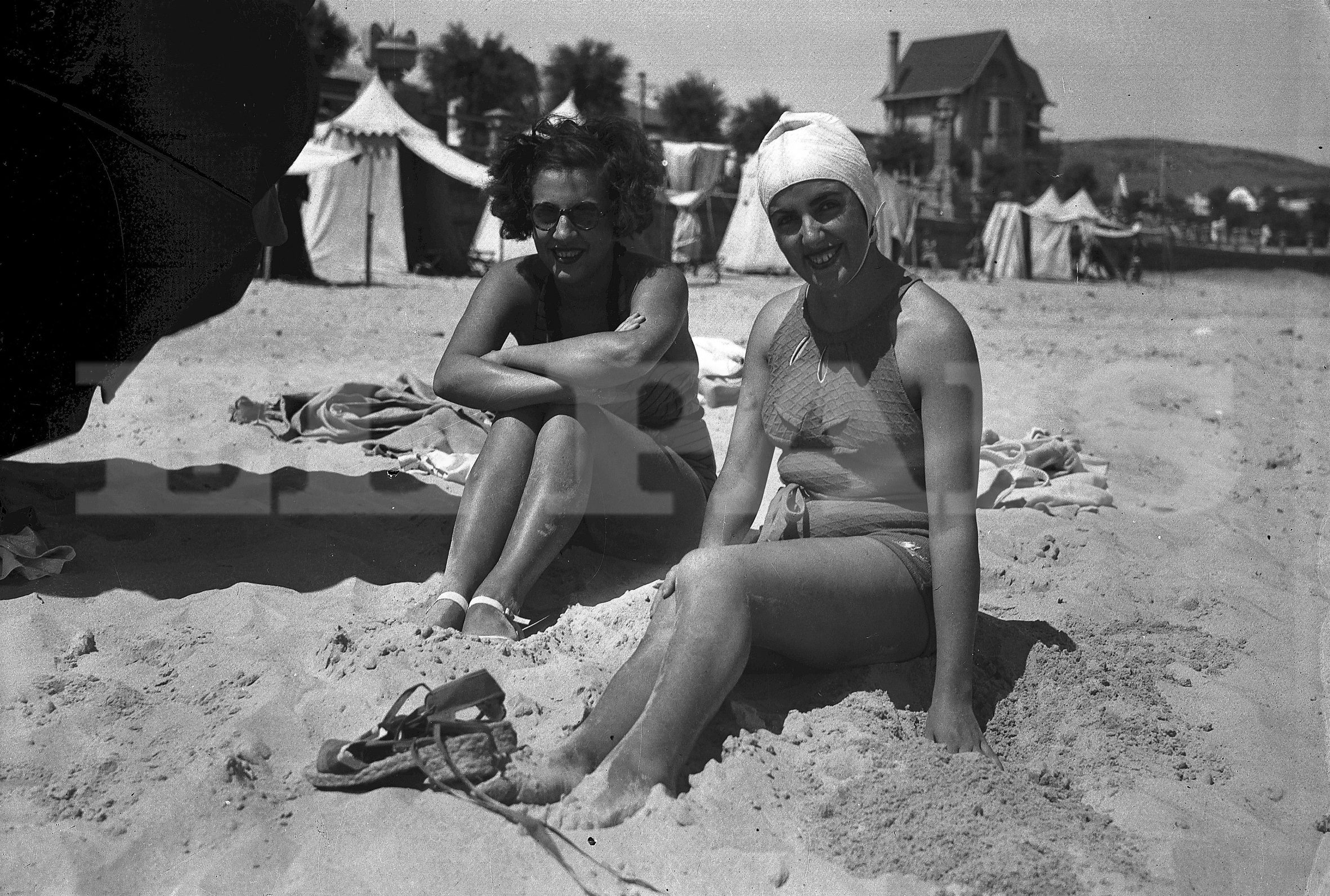 La sonrisa de estas muchachas en Pirápolis atraviesa el tiempo y se puede ver hoy en cualquier playa. Foto: Archivo El País.
