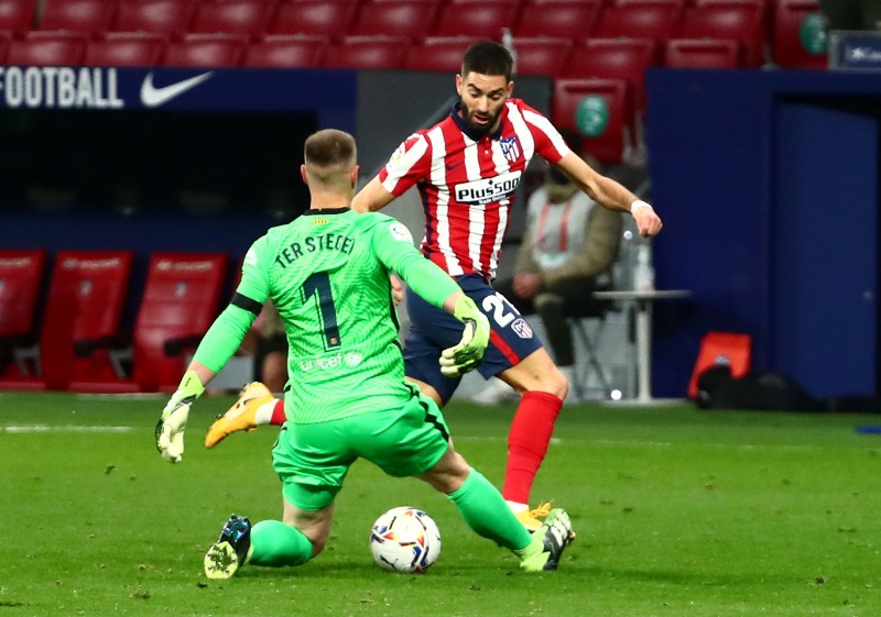 Yannick Ferreira Carrasco vence a Marc Ter Stegen para ir derecho al gol en el Atlético de Madrid-Barcelona. Foto: Reuters.