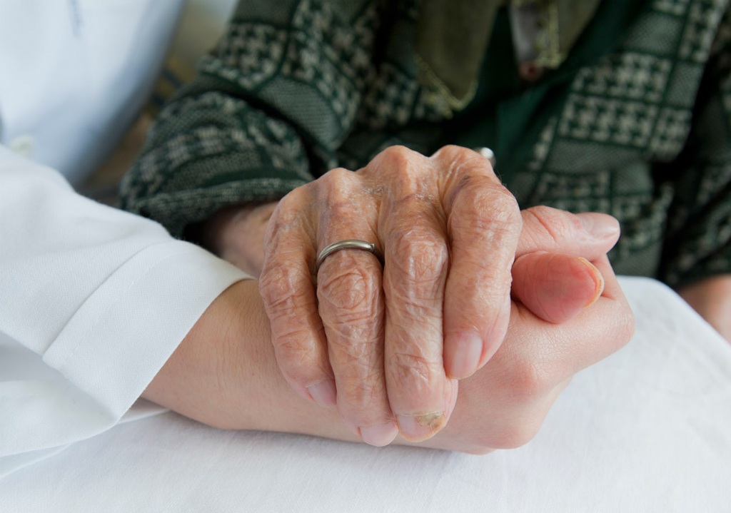 Mano de mujer mayor de edad. Foto: Shutterstock