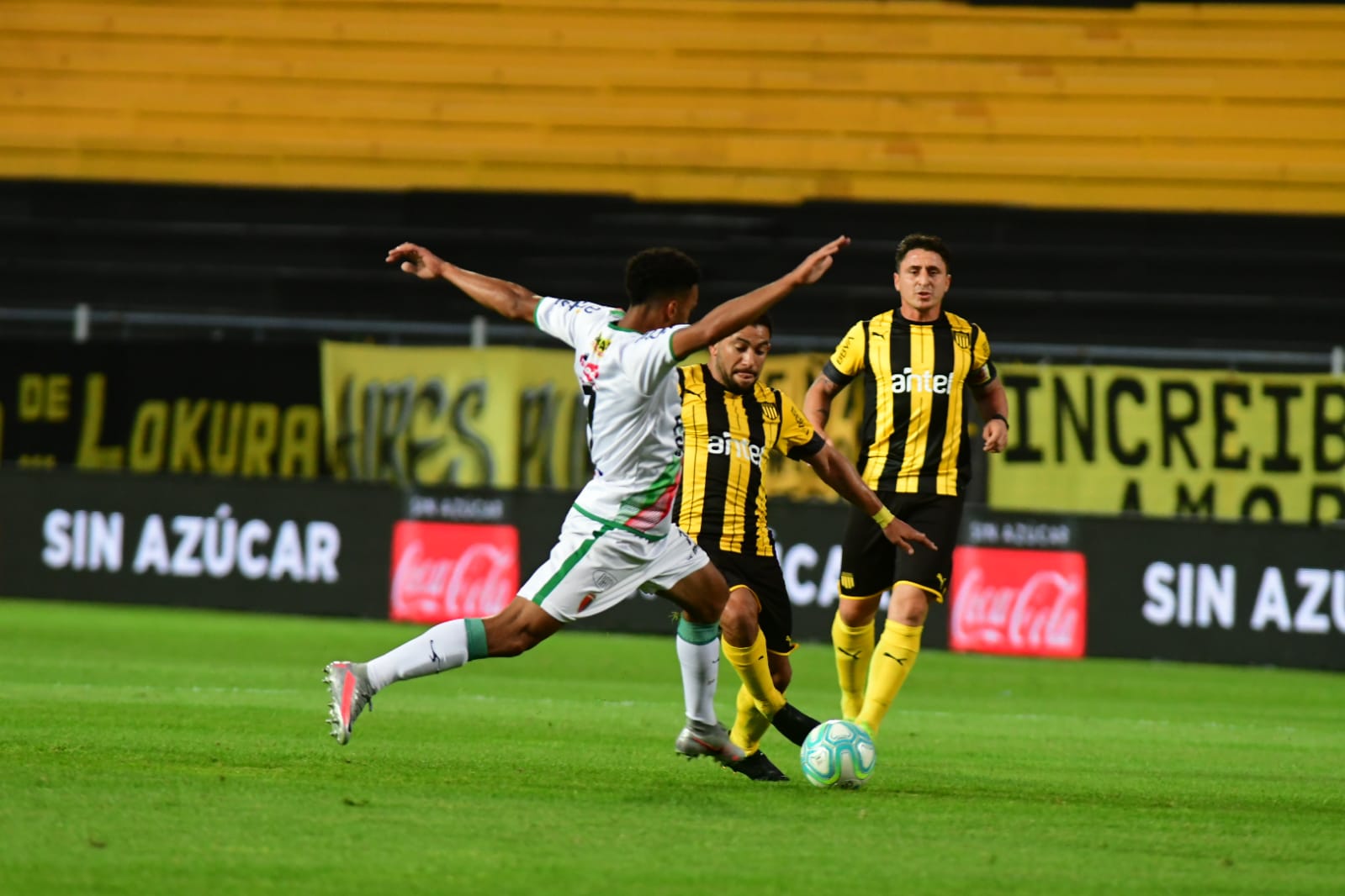 Walter Gargano ante Wiston Fernández en el Peñarol-Boston River. Foto: Francisco Flores.