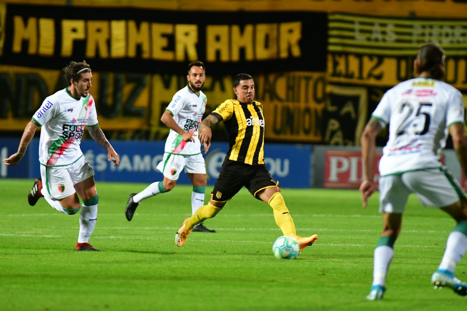 David Terans con pelota dominada en el Peñarol-Boston River. Foto: Francisco Flores.