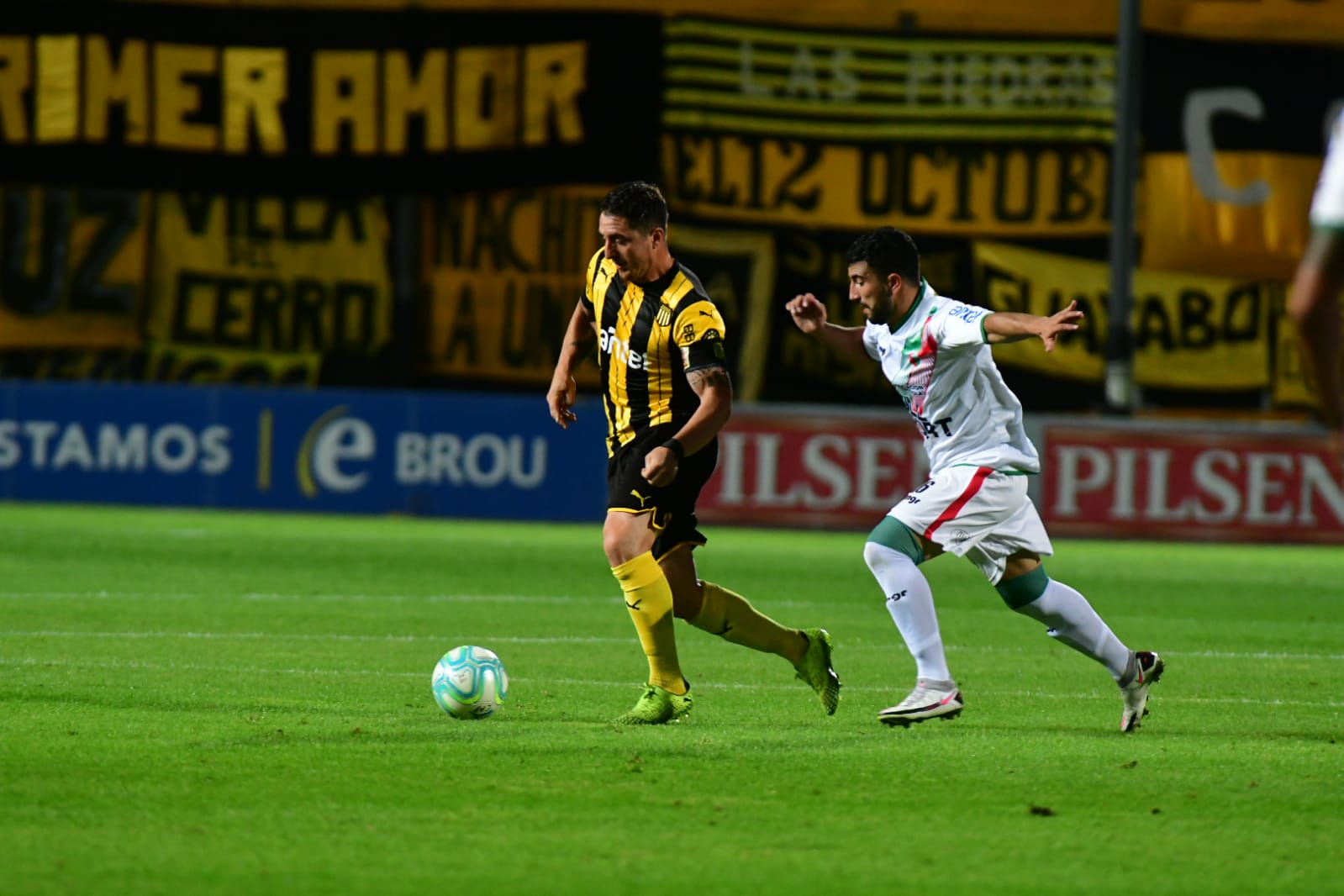 Cristian Rodríguez ante la marca de José Alberti en el Peñarol-Boston River. Foto: Francisco Flores.