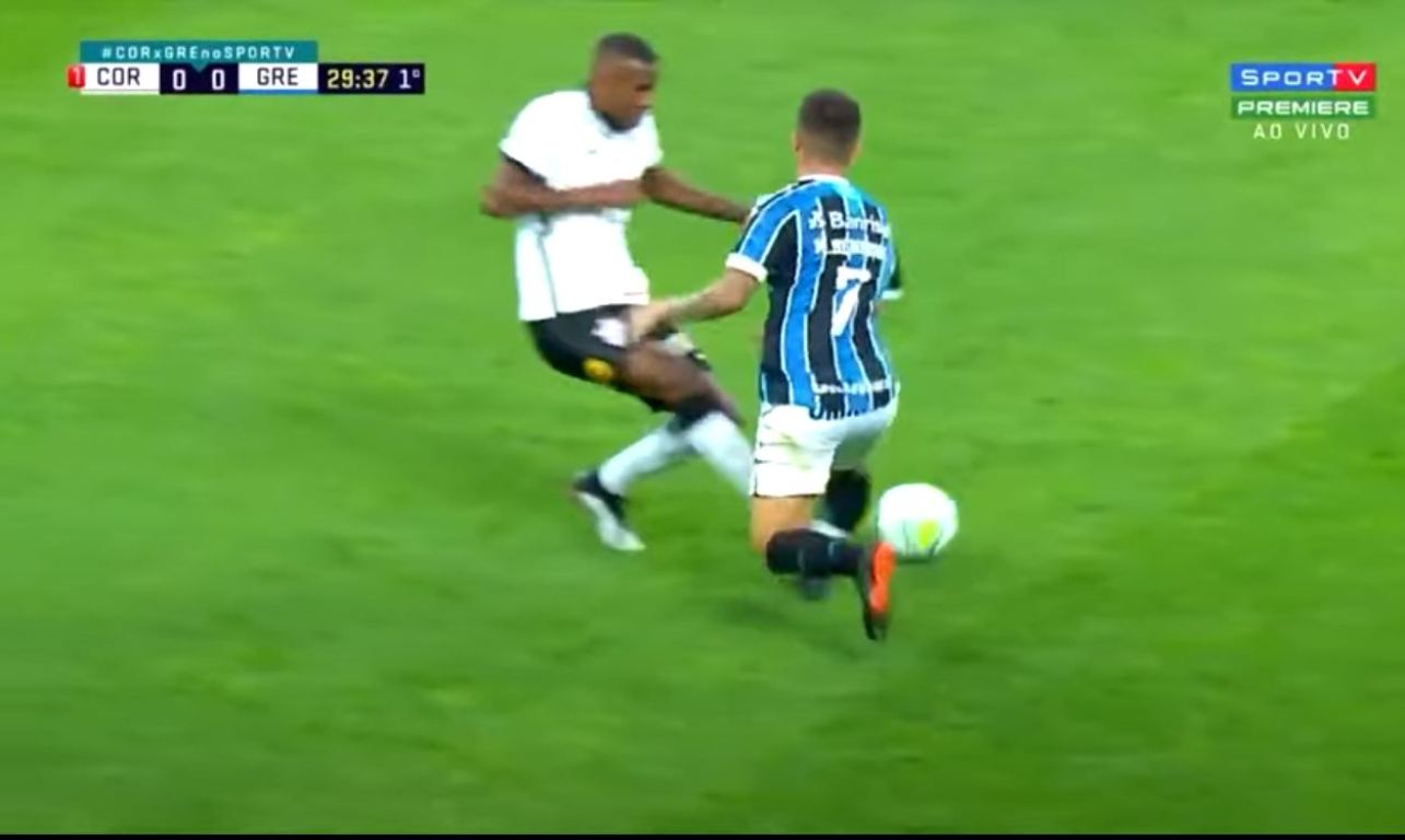 La patada de Marlon a Matheus Henrique