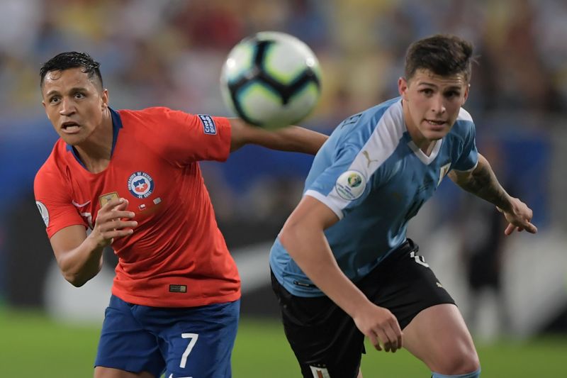 Giovanni González en la marca de Alexis Sánchez en el Uruguay-Chile de la Copa América 2019. Foto: AFP.