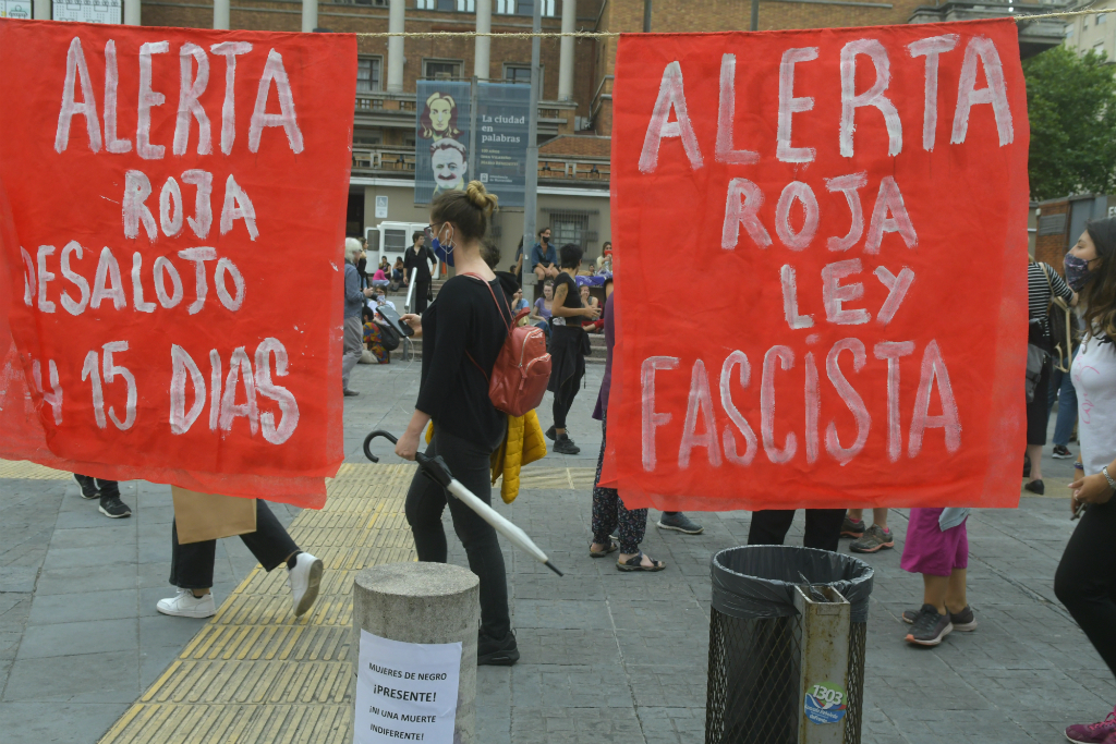 Marcha que se realizó ayer desde la explanada de la Intendencia a la Plaza Libertad. Foto: Marcelo Bonjour