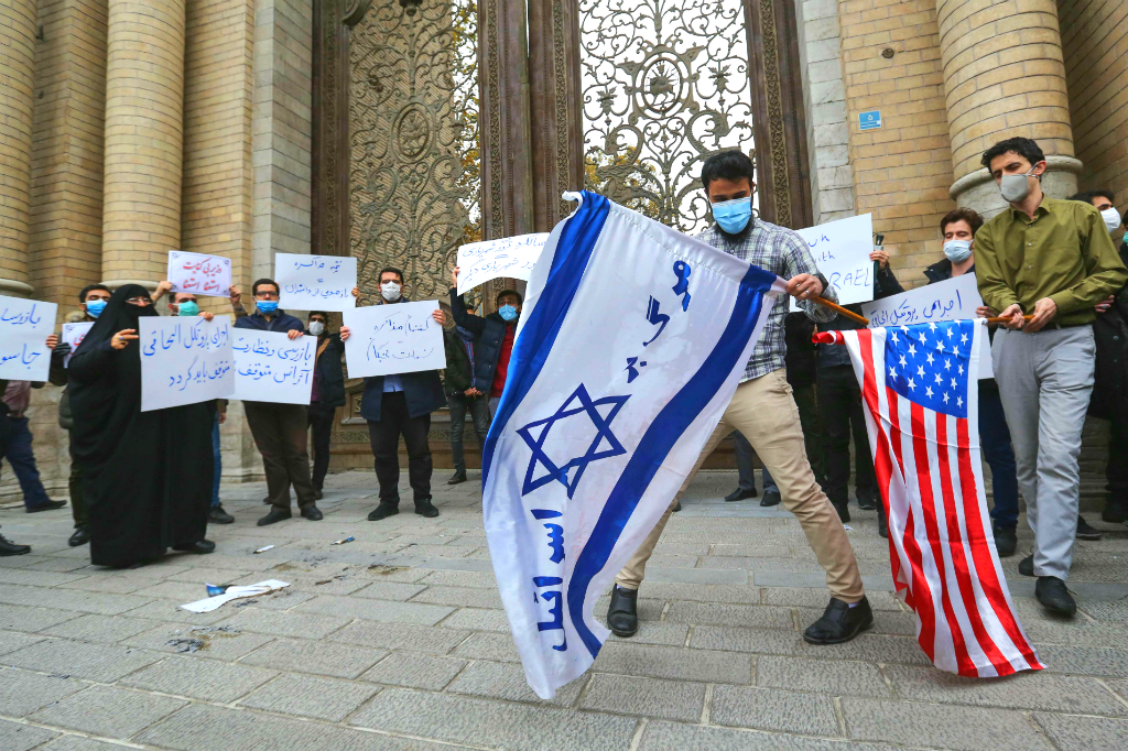 Jóvenes adeptos al régimen iraní se aprestan a quemar banderas de Israel y EE. UU. Foto: AFP