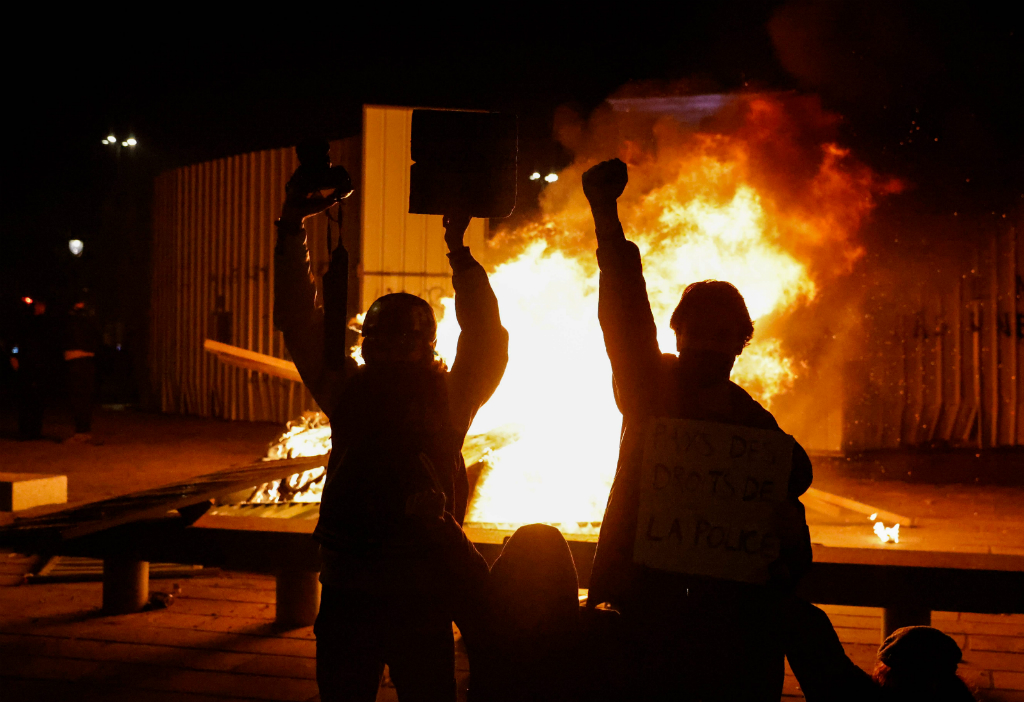 Manifestantes incendiaron un banco y un restaurante. Foto: AFP