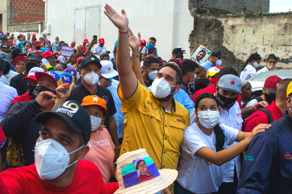 Maduro Guerra: el hijo del presidente recorre barrios de cara a las elecciones del domingo.