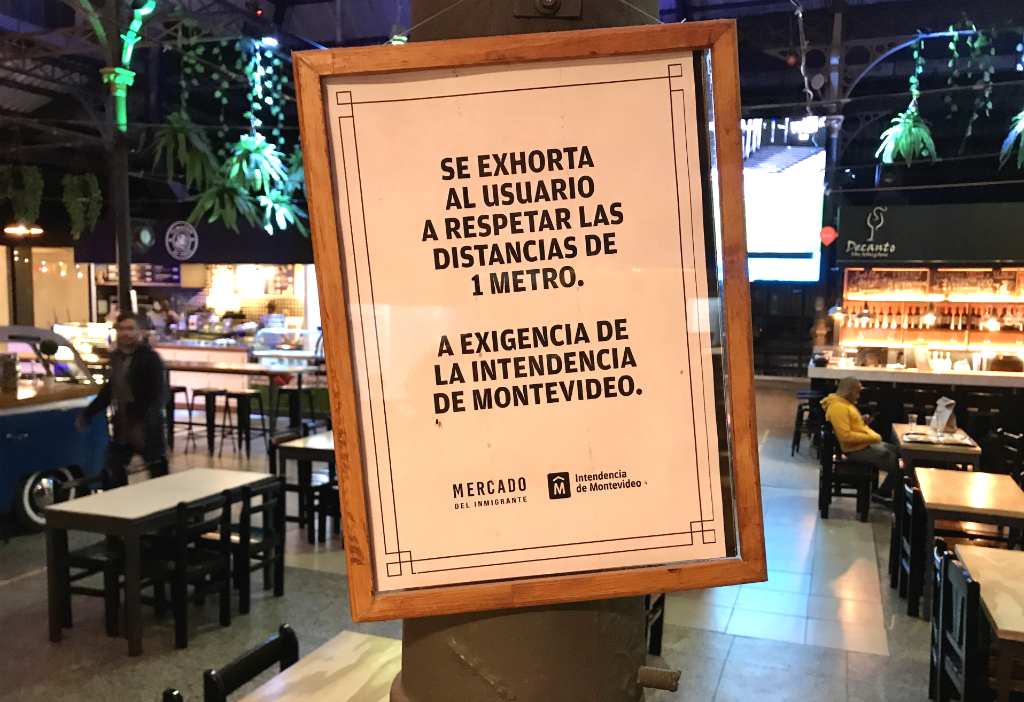 Cartel en local exigiendo distanciamiento por la pandemia. Foto: Fernando Ponzetto