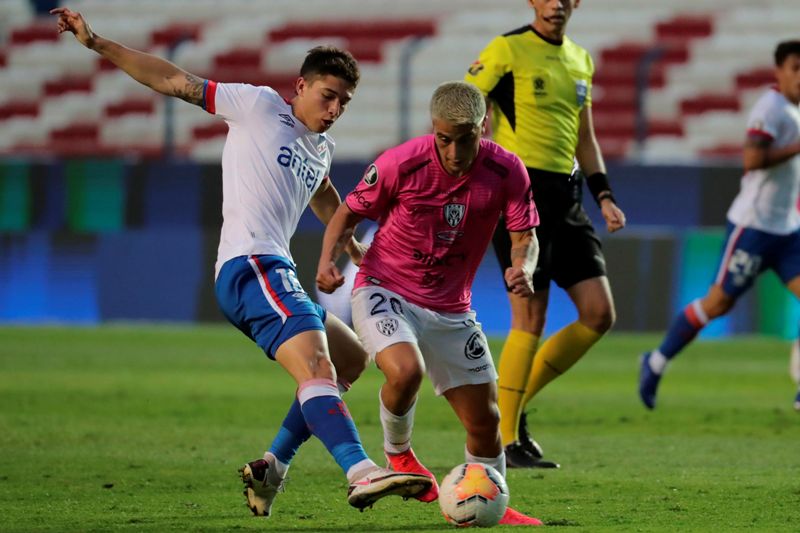 Emiliano Martínez y Christian Ortíz en el duelo entre Nacional e Independiente del Valle. Foto: AFP.