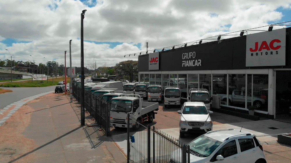 El punto de venta de JAC, ubicado Av. Giannattasio esq. Tacuari (Puentes de Las Américas).