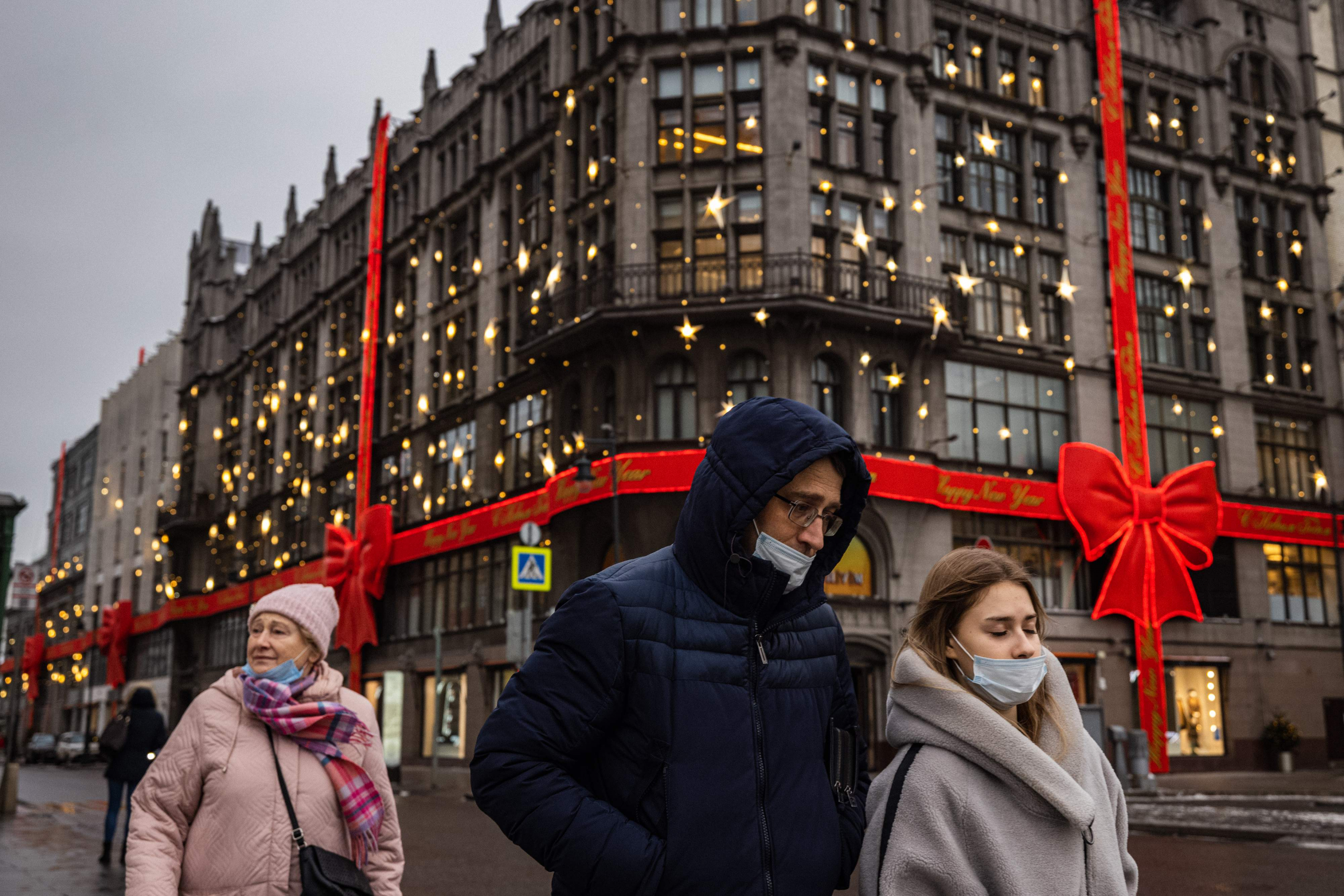 Tienda en Moscú decorada por las fiestas. Foto: AFP