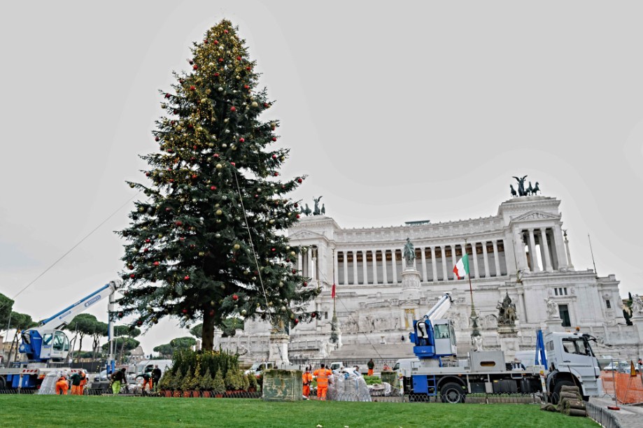 Árbol de Navidad en plaza de Roma. Foto: AFP