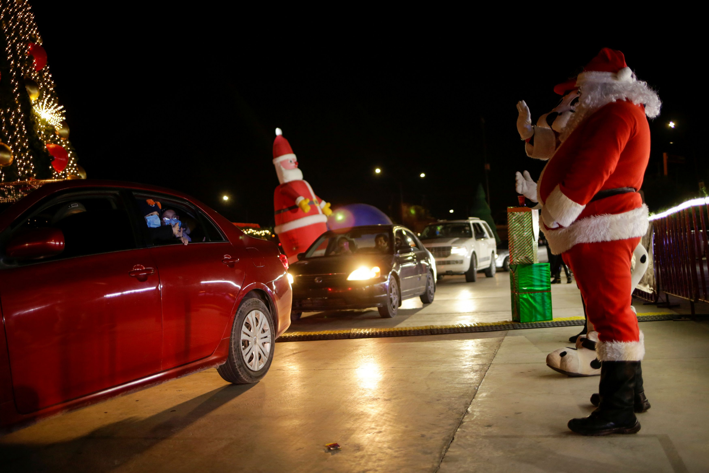 Papá Noel en las calles en México. Foto: Reuters