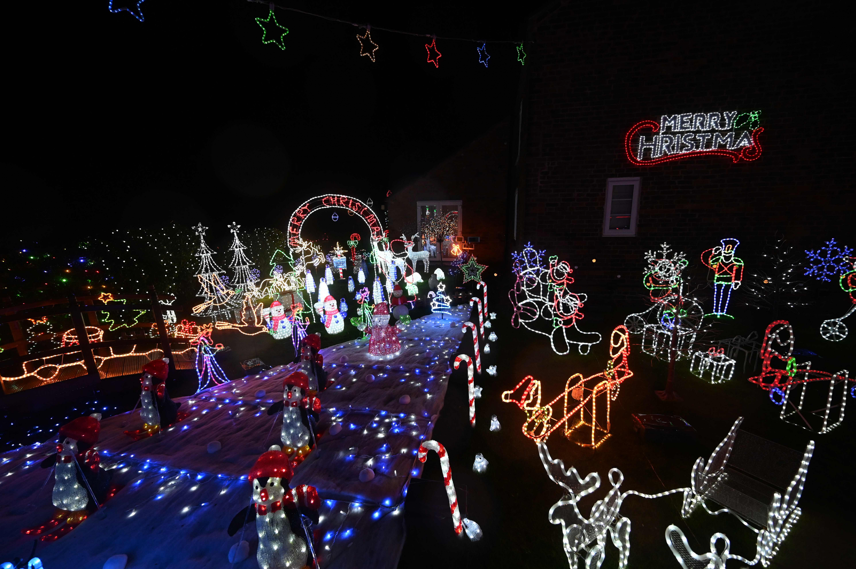 Árbol con trineos en Inglaterra. Foto: AFP