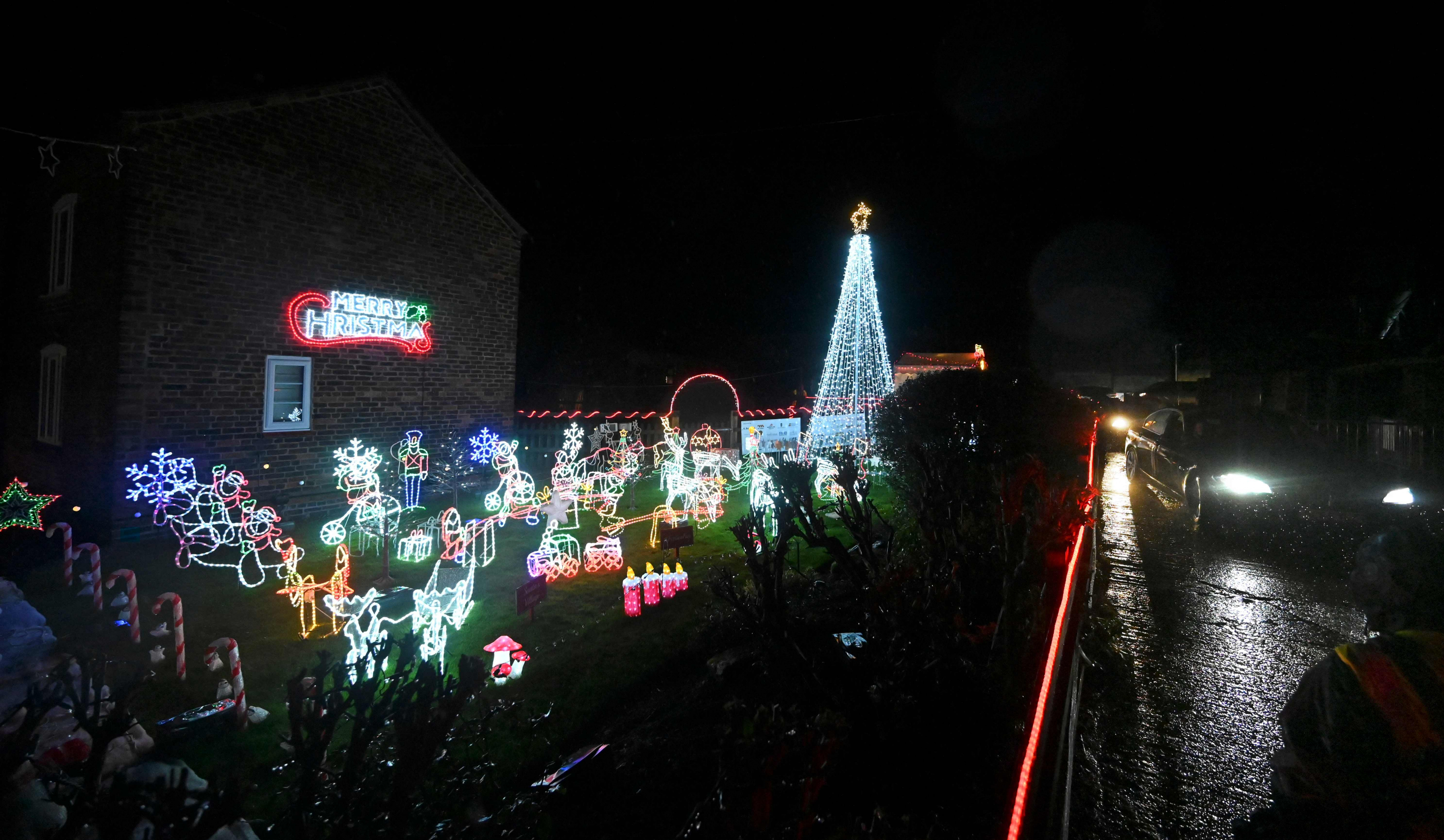 Árbol con trineos en Inglaterra. Foto: AFP