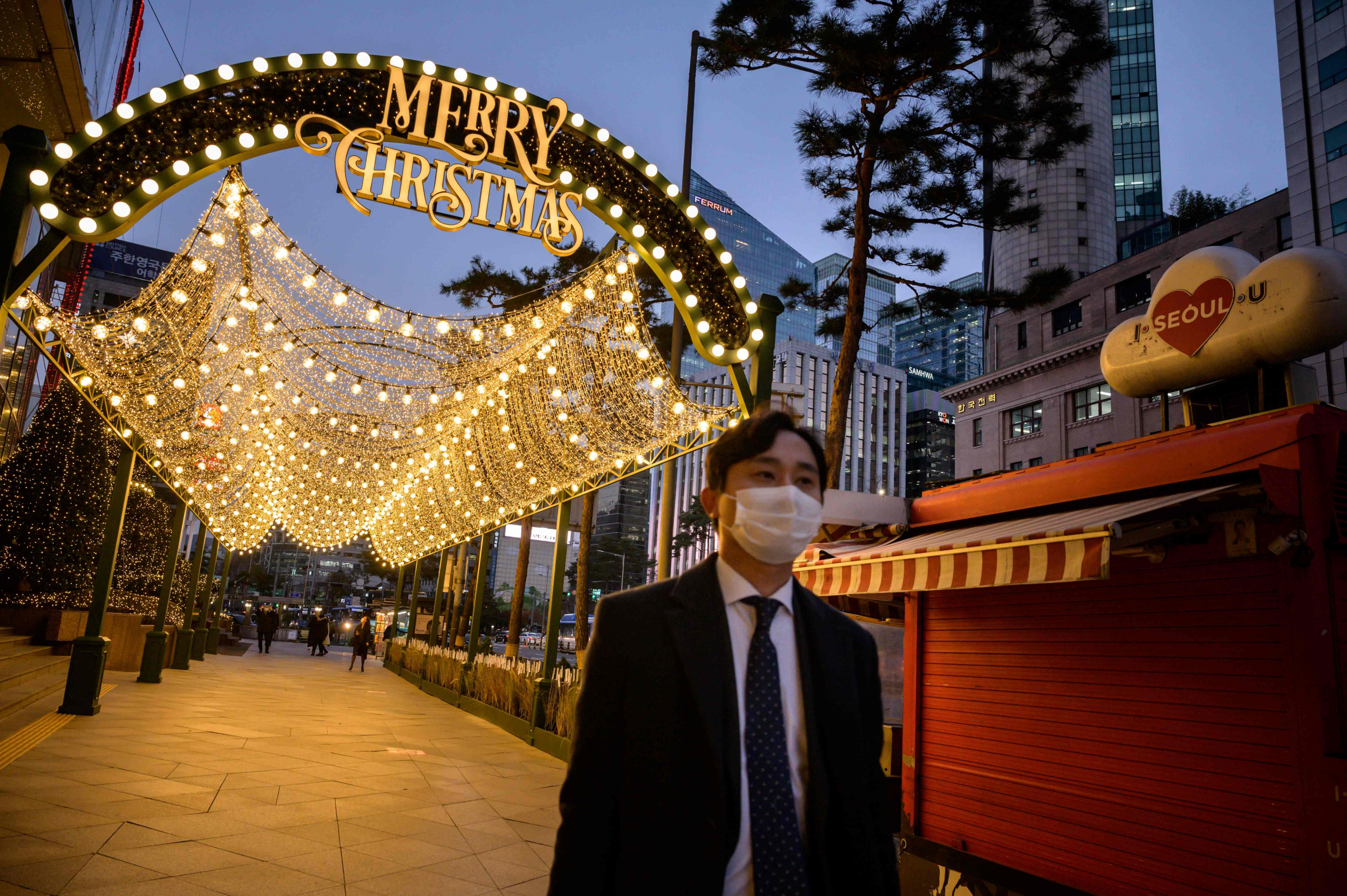 Luces en las calles en Seul. Foto: AFP