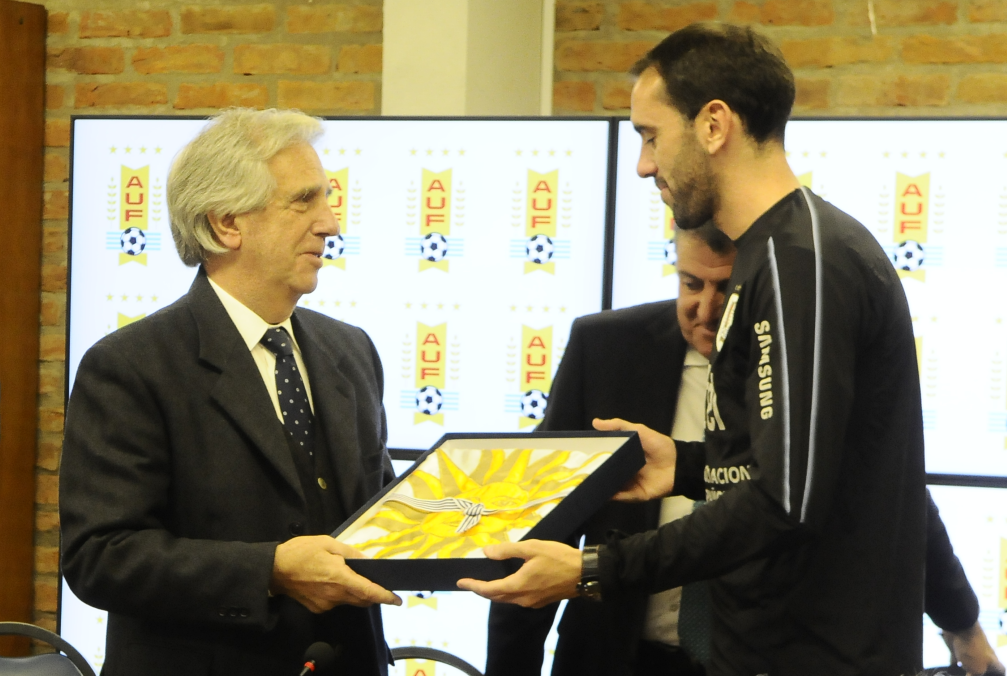 Tabaré Vázquez le entrega el pabellón nacional a Diego Godín antes de la partida hacia Rusia 2018. Foto: Archivo.