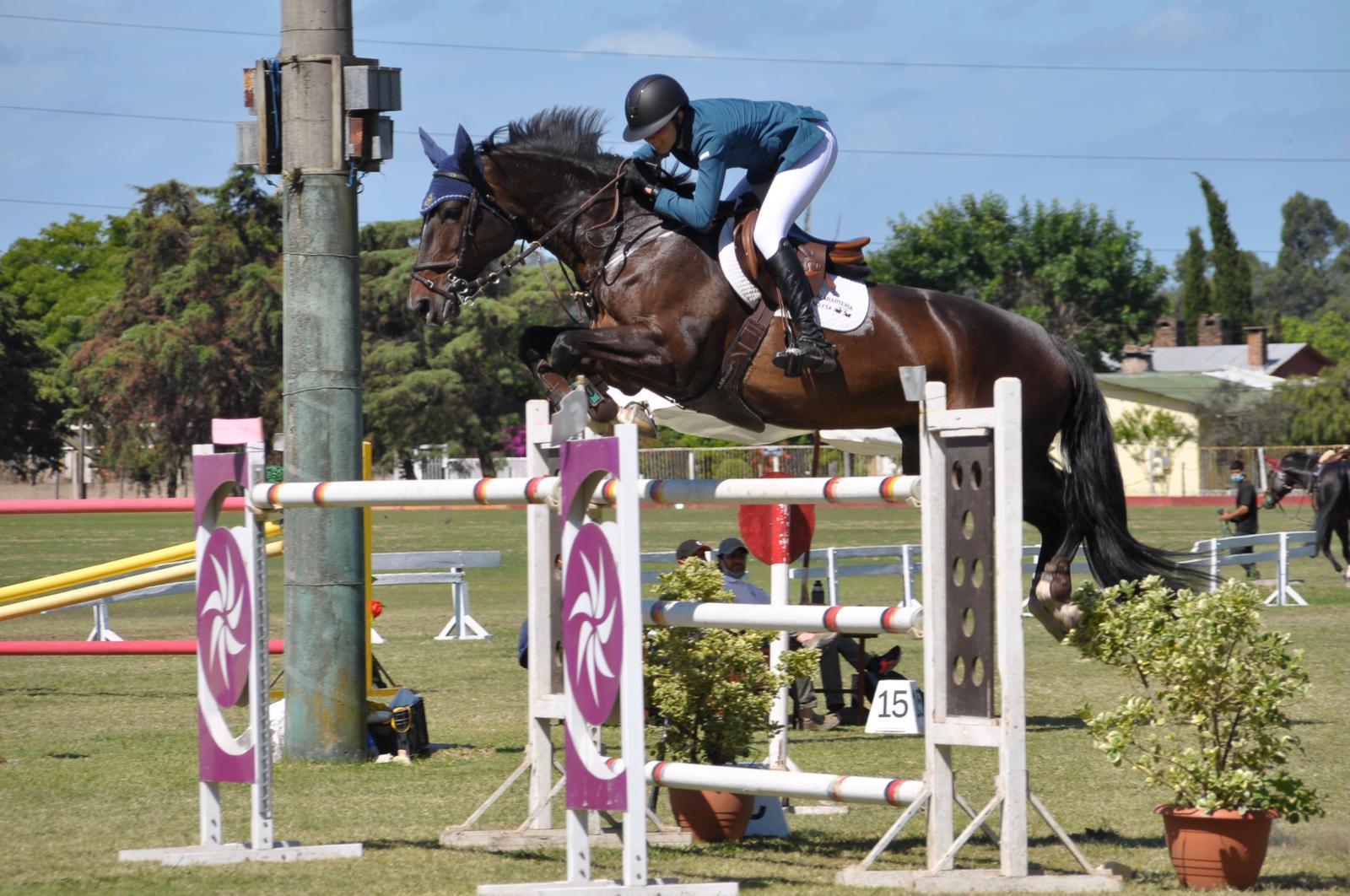 Lupe Valente durante la competencia en el Campeonato Nacional de salto ecuestre.