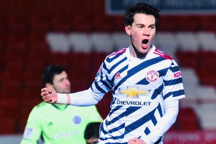 Facundo Pellistri celebra el gol anotado en el duelo entre Accrington y Manchester United.
