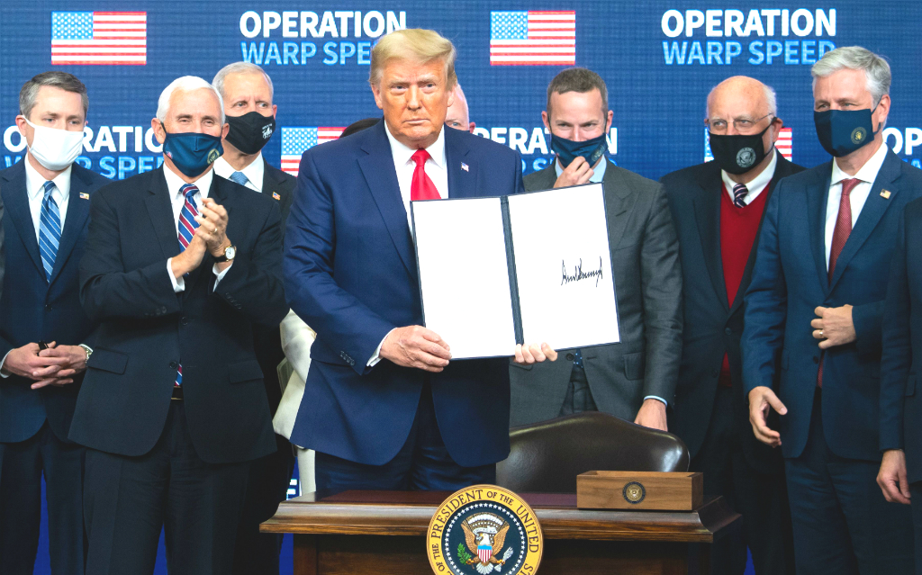 Donald Trump preocupado por una posible escasez de vacunas. Foto: AFP