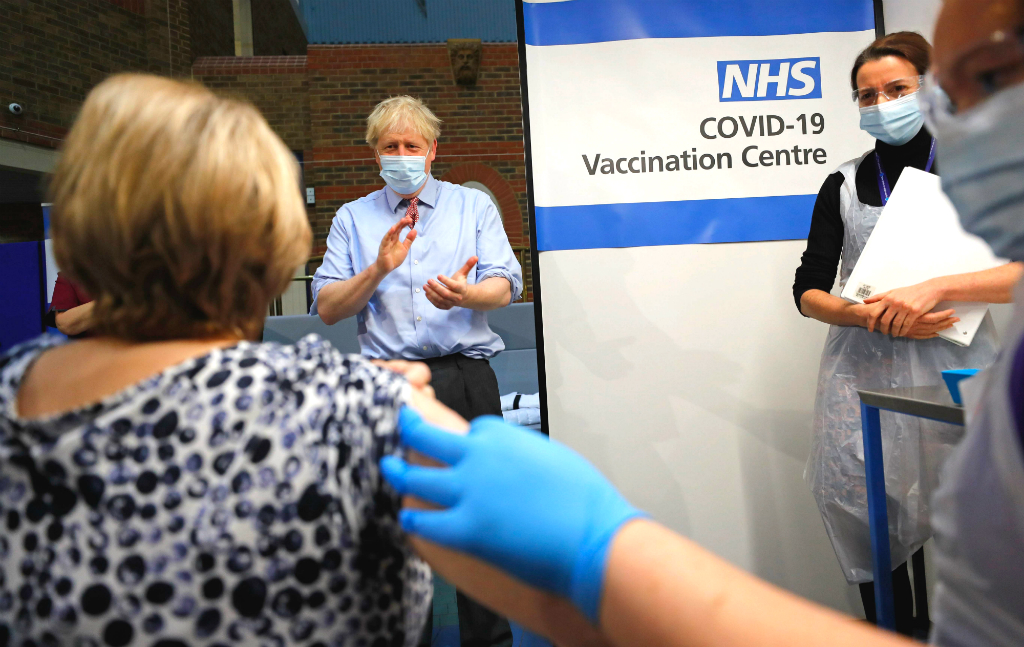 Johnson visitó centros de salud en el inicio de la campaña. Foto: AFP