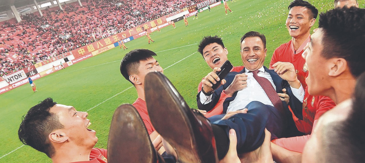 Guangzhou Evergrande. El club, que tiene como entrenador al italiano Fabio Cannavaro, es uno de los que deberá modificar su nombre.