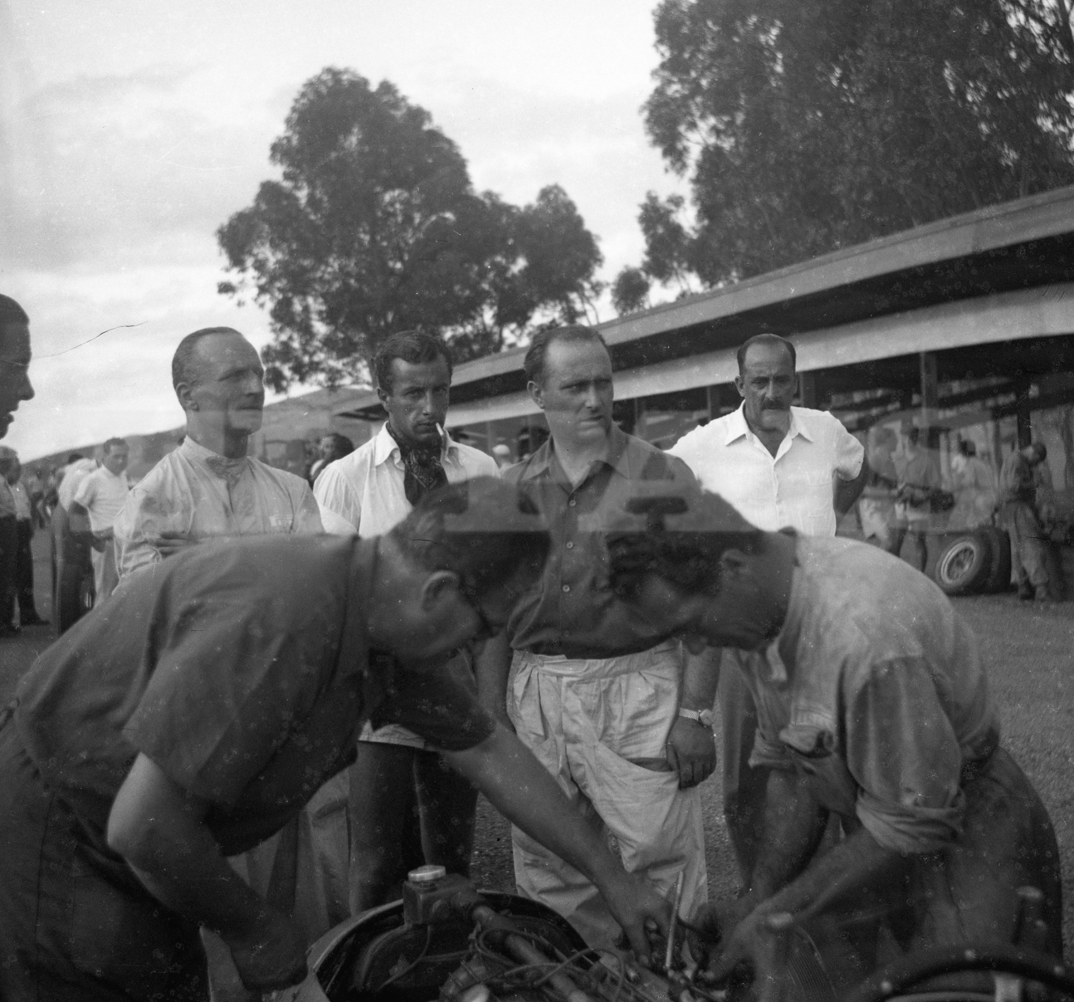 Fangio observa el trabajo de los mecánicos. Foto: Archivo El País.