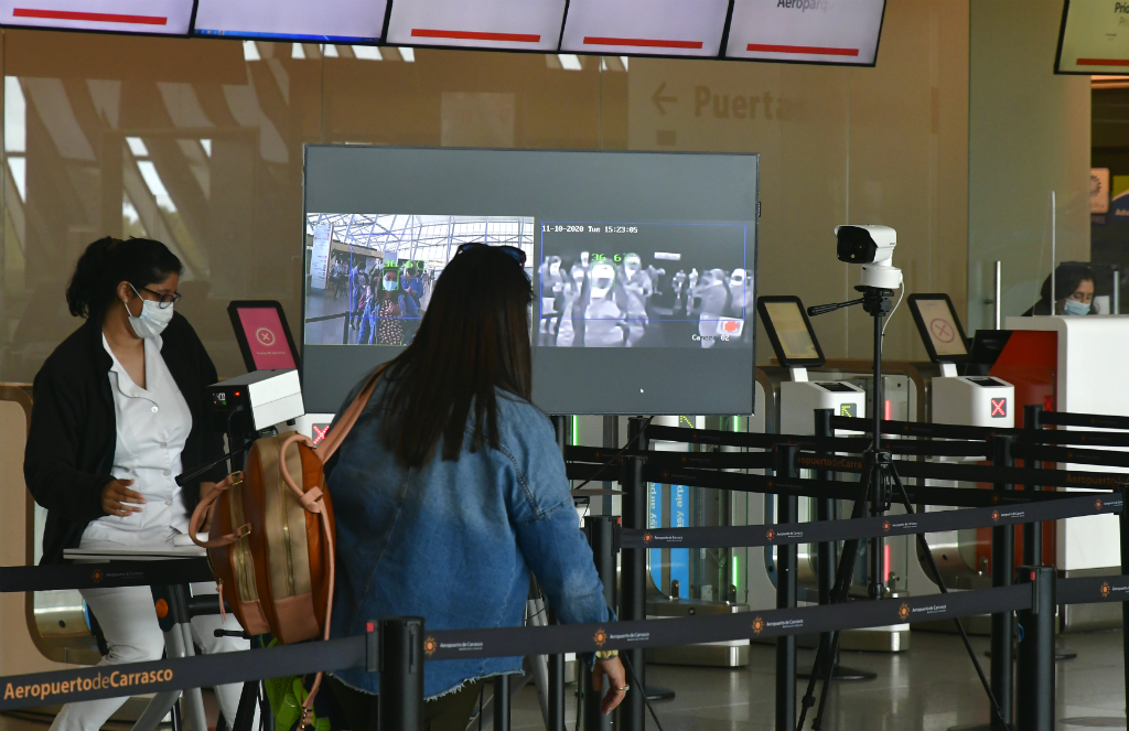 Movimiento de turistas en el Aeropuerto de Carrasco para viajar en plena pandemia de coronavirus. Foto: Fernando Ponzetto