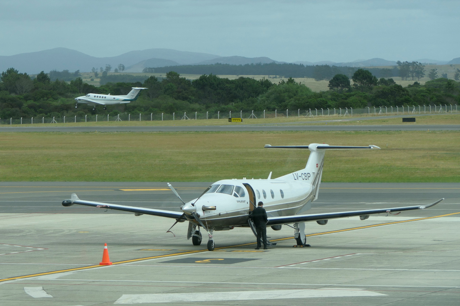 Arribo de aviones al Aeropuerto de Laguna del Sauce.