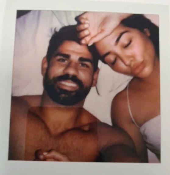 Insólito: fotos íntimas de Gabriel Jesús, Diego Costa y una chica halladas en una biblia . Foto: The Sun