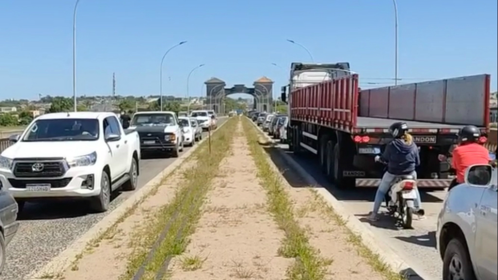 Larga fila de vehículos en el puente Mauá. Foto: Néstor Araújo