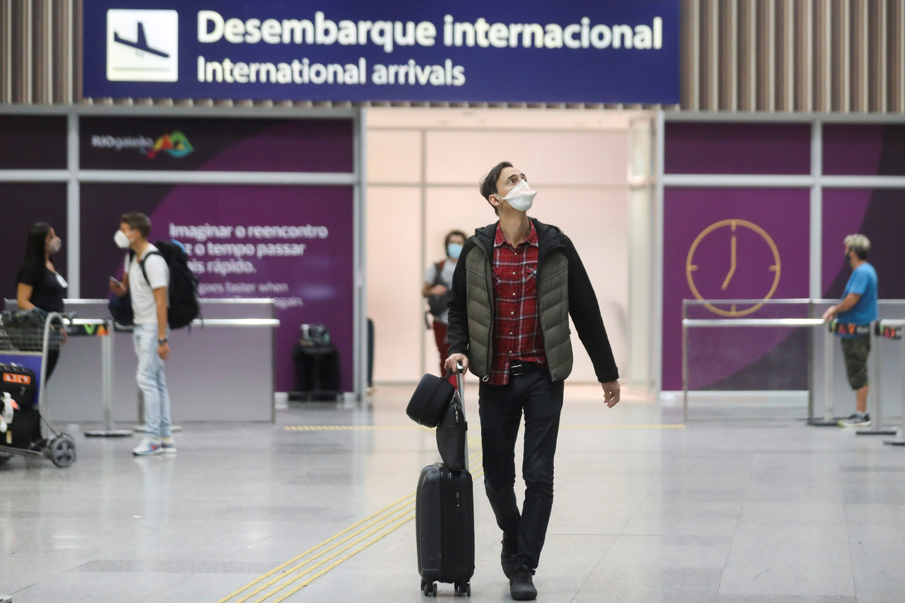 Un hombre el lunes 21 de diciembre en el aeropuerto Galeao, en Río de Janeiro. Foto: Reuters