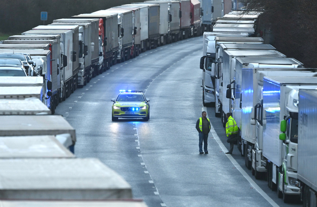 Miles de camiones continuaban anoche demorados en el puerto británico de Dover. Foto: AFP
