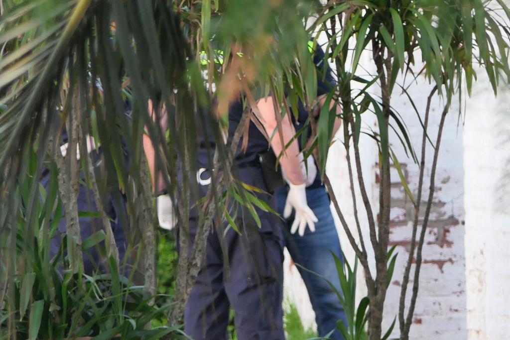 Policía trabaja en la casa del narco asesinado en San Carlos. Foto: Ricardo Figueredo