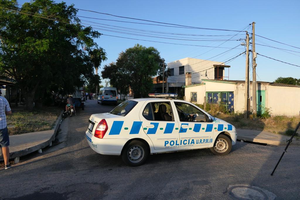 Policía trabaja en la casa del narco asesinado en San Carlos. Foto: Ricardo Figueredo