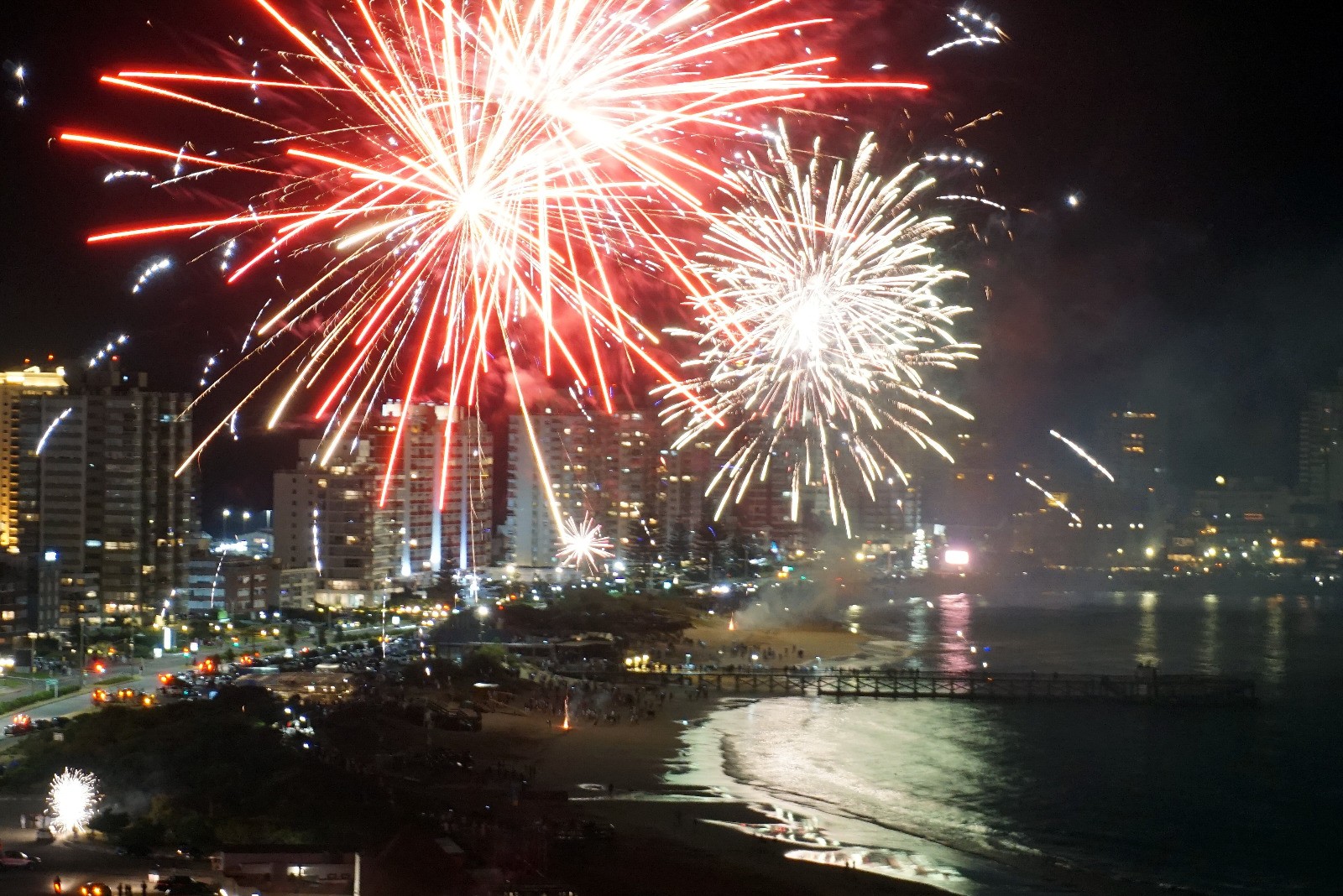 Fuegos artificiales en Punta del Este recibiendo el 2021. Foto: Ricardo Figueredo