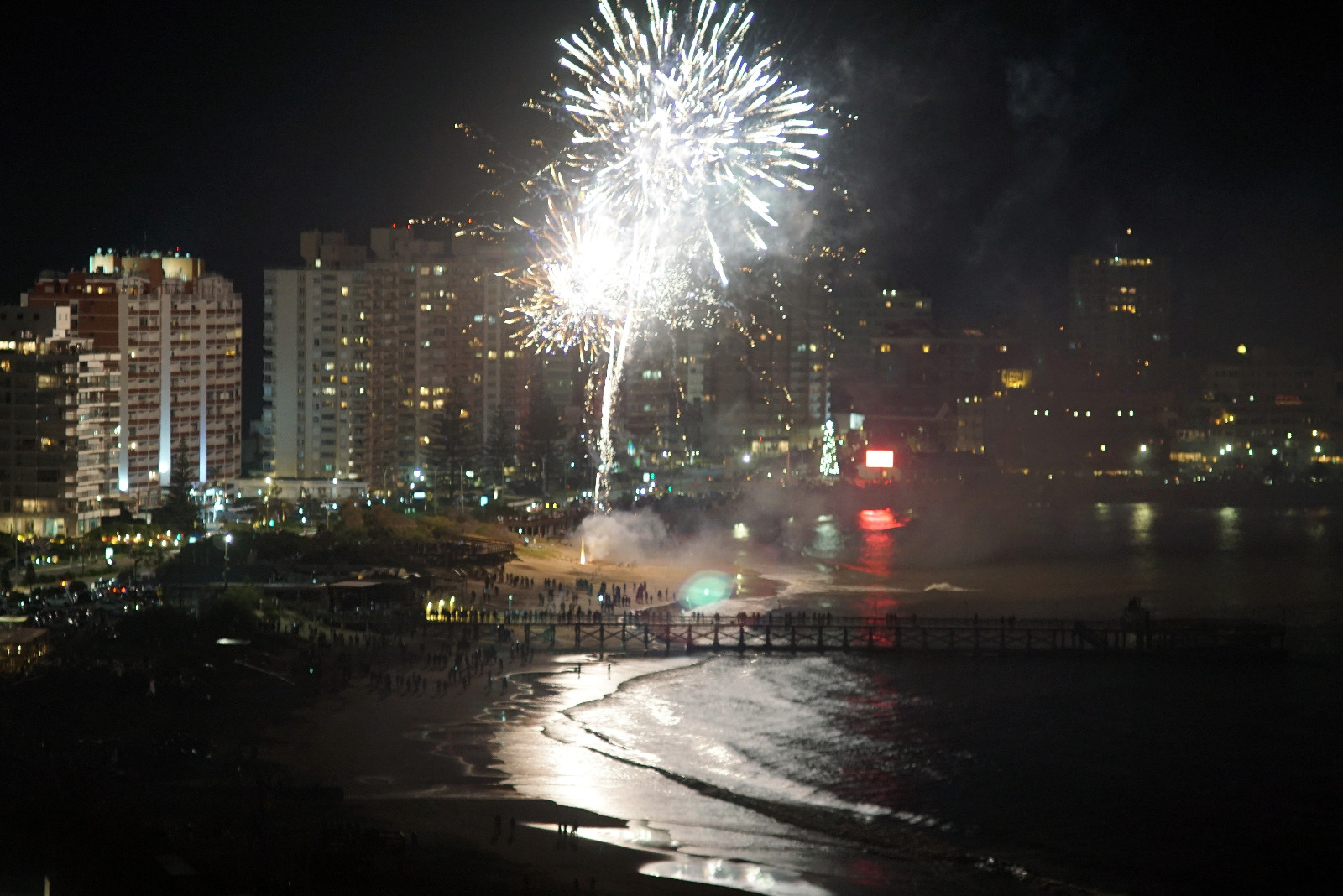 Fuegos artificiales en Punta del Este recibiendo el 2021. Foto: Ricardo Figueredo