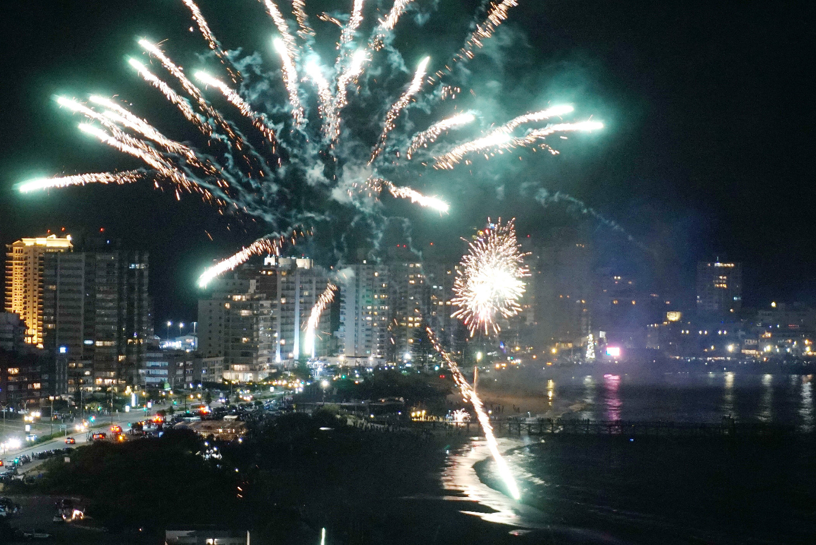 Fuegos artificiales en Punta del Este recibiendo el 2021. Foto: Ricardo Figueredo