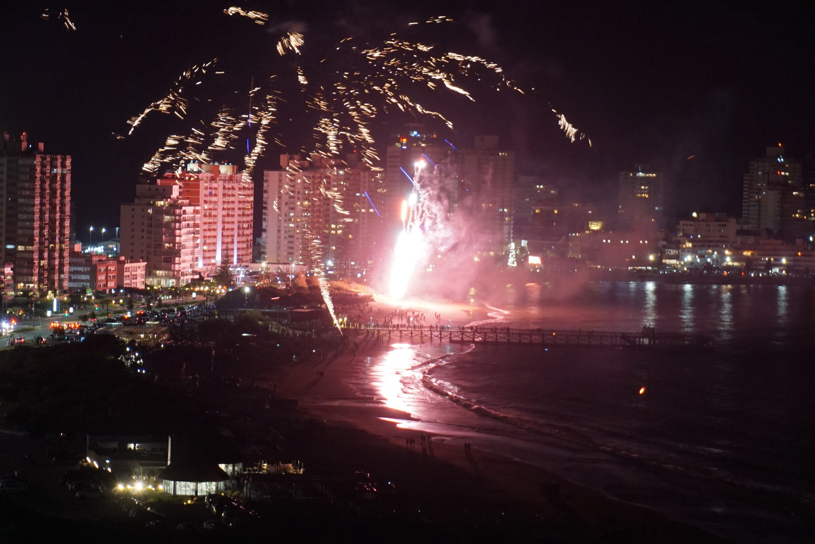 Fuegos artificiales en Punta del Este recibiendo el 2021. Foto: Ricardo Figueredo