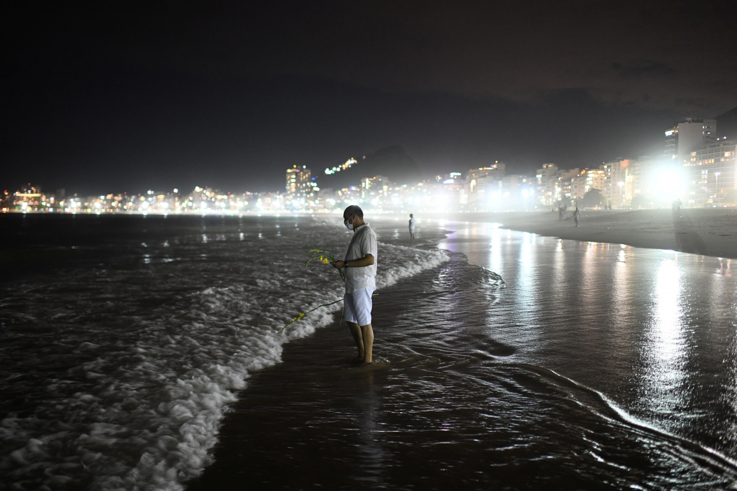 Las playas de Río de Janeiro, que cada año se llenan de personas que van a esperar el Año Nuevo, esta vez lucieron vacías. Foto: Reuters